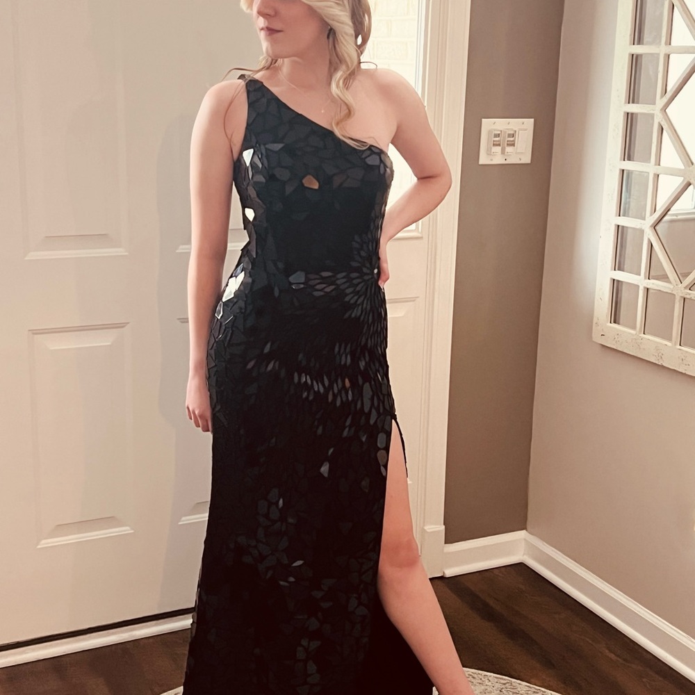 Elegant Black One-Shoulder Sherri Hill dress